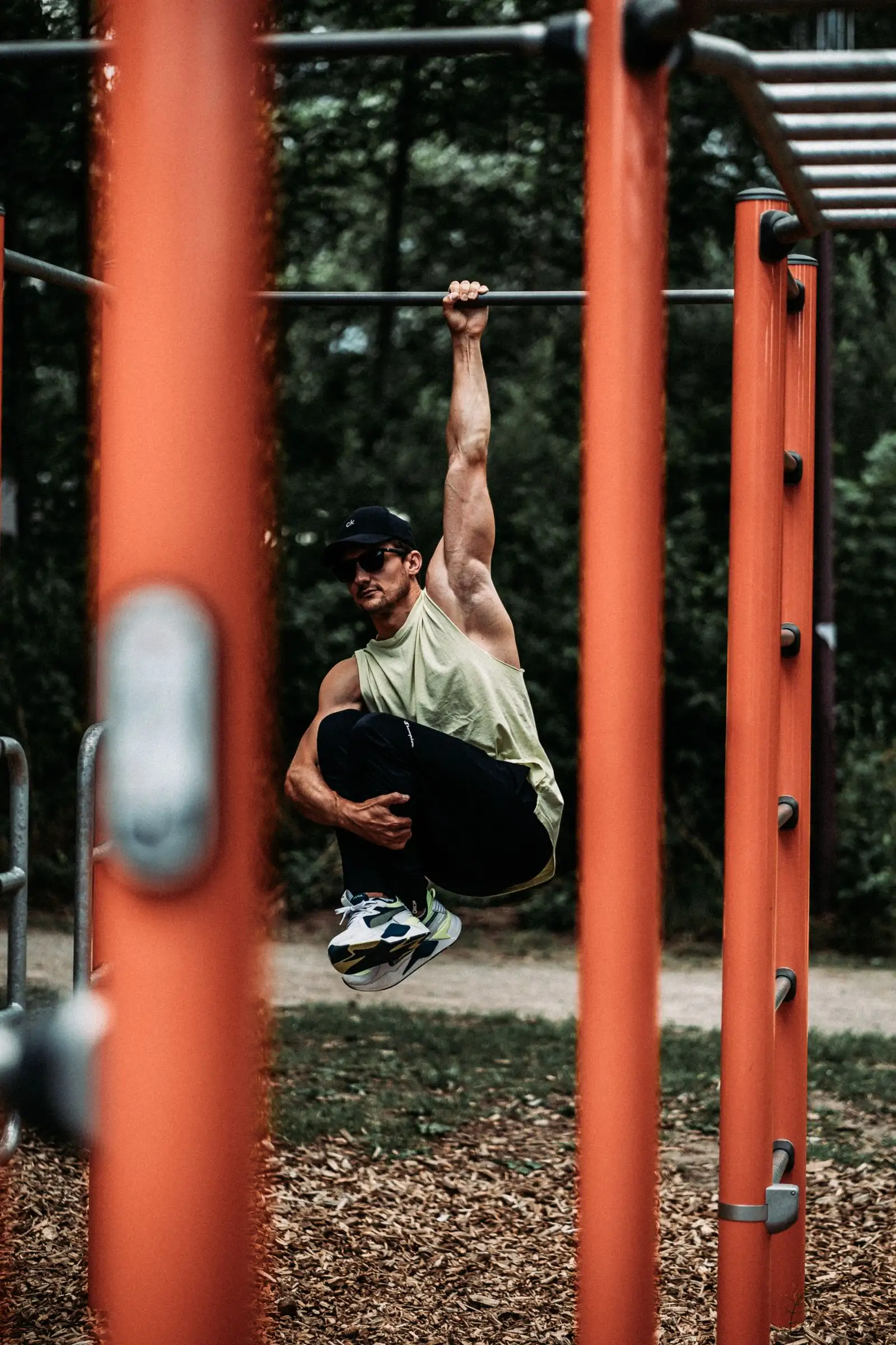 Nicolás Echeverría entrenando calistenia en un parque de Santiago