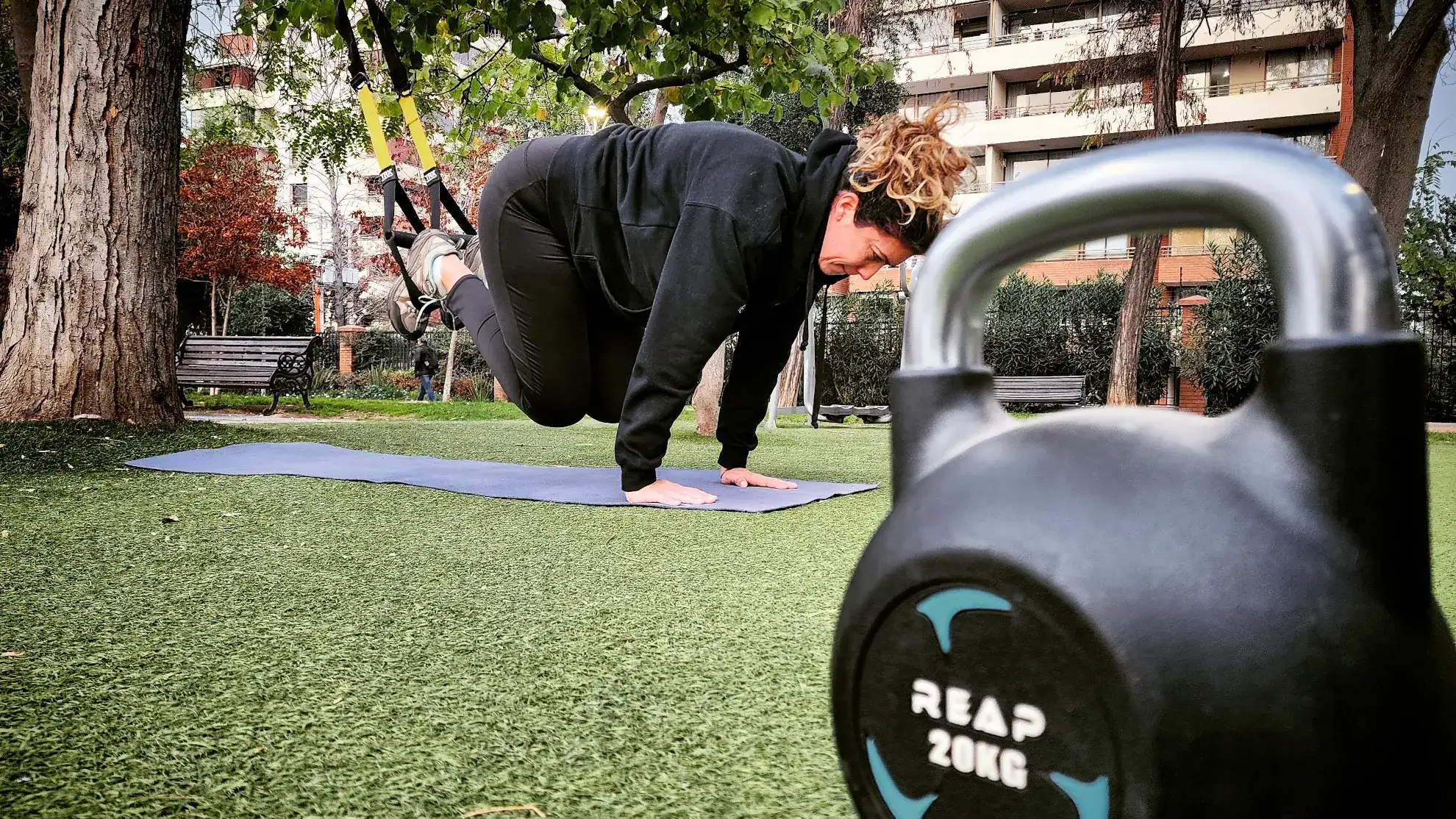 Entrenamiento TRX y con kettlebell en un parque de Santiago